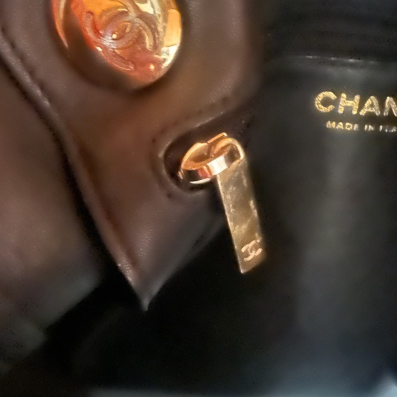 CHANEL Black Leather Shoulder Bag with Gold Chain - Picture 7 of 16